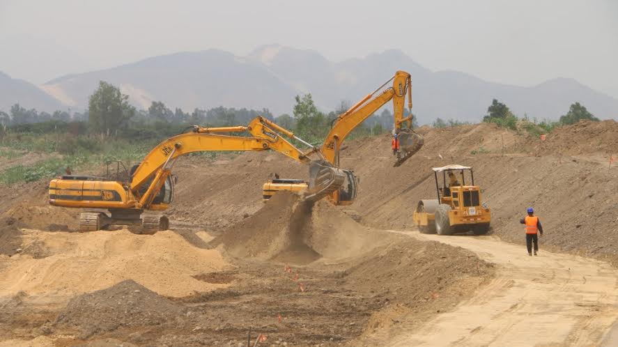 Realizan enrocados de protección en río Reque y canal Taymi Antiguo ante el FEN