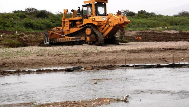 Eten: inician descolmatación y limpieza del cauce del río