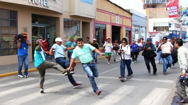 Agreden a policía que grababa protesta de trabajadores de azucarera Tumán