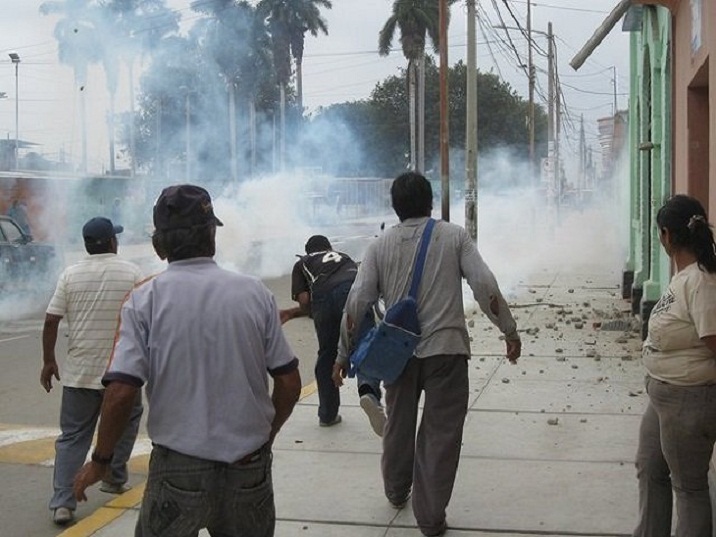 Crisis en Pomalca: enfrentamiento entre azucareros y policías lleva más de 4 horas