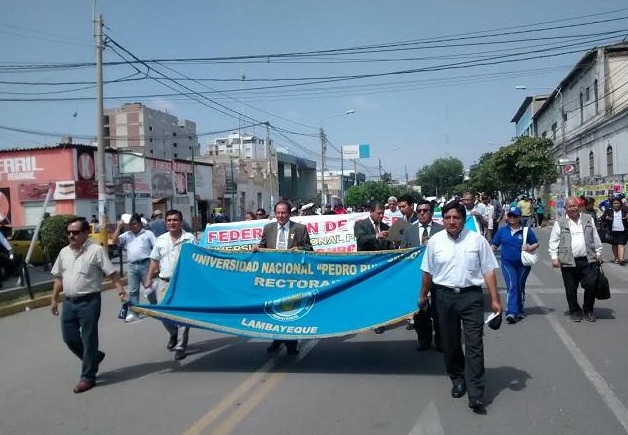 Docentes y universitarios de la “Pedro Ruiz Gallo” realizaron multitudinaria protesta