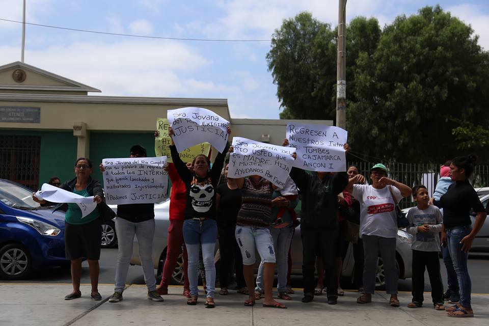 Familiares de reos traslados a otros penales realizaron un plantón