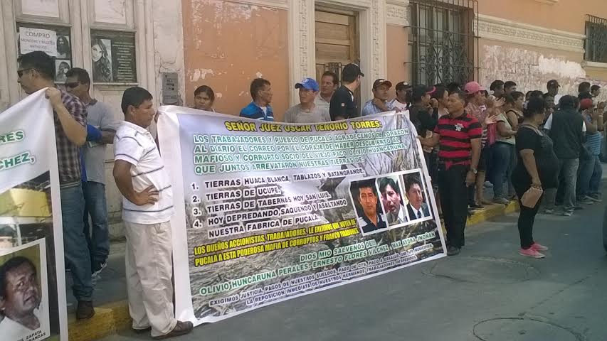 Trabajadores de Pucalá protestan en el frontis de las salas civiles del Poder Judicial