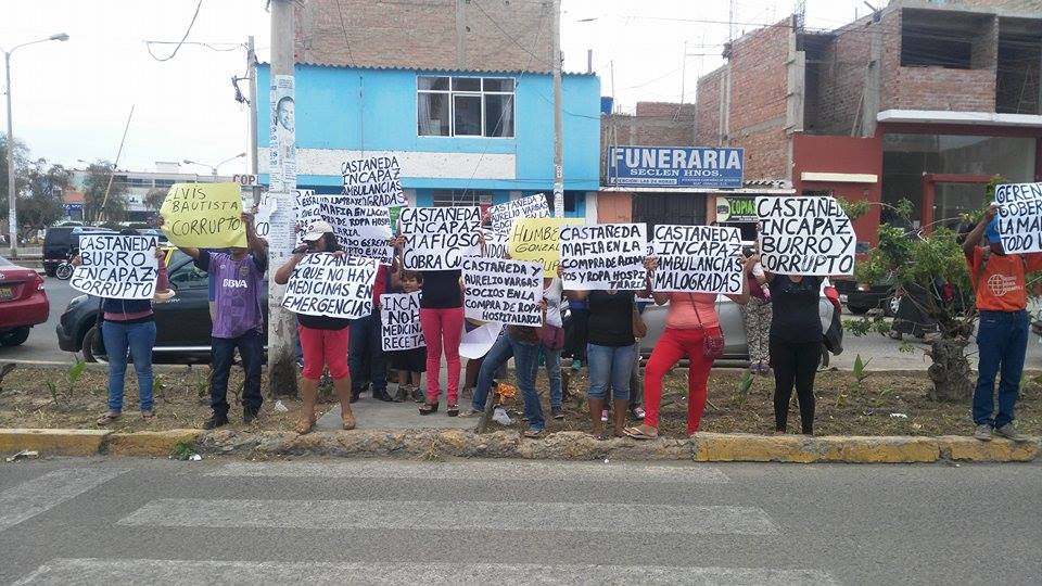 Trabajadores y asegurados protestan  en el frontis del hospital Aguinaga Asenjo de Chiclayo