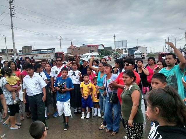 Padres del colegio Iturregui tomaron la Panamericana en señal de protesta
