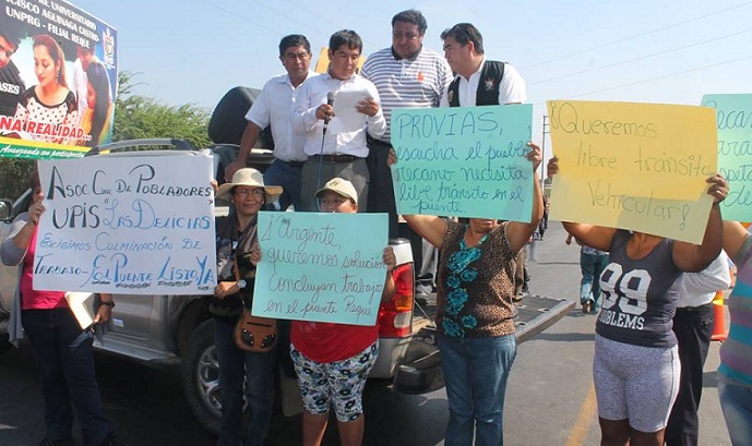Pobladores bloquean puente de Reque en protesta por retraso de la obra