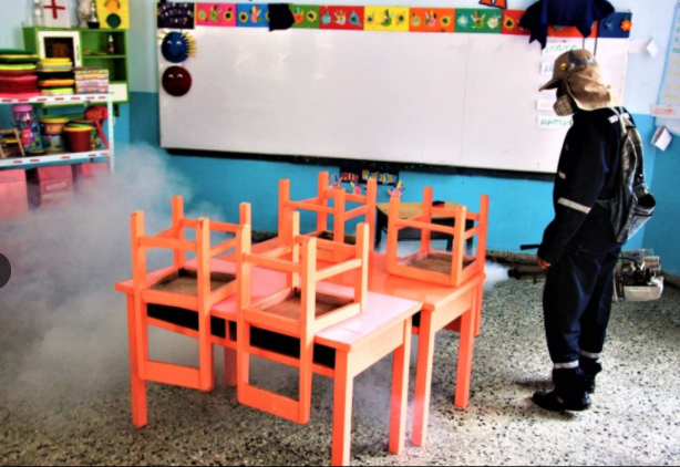 Realizan fumigación contra plaga de grillos en viviendas y colegios de Túcume