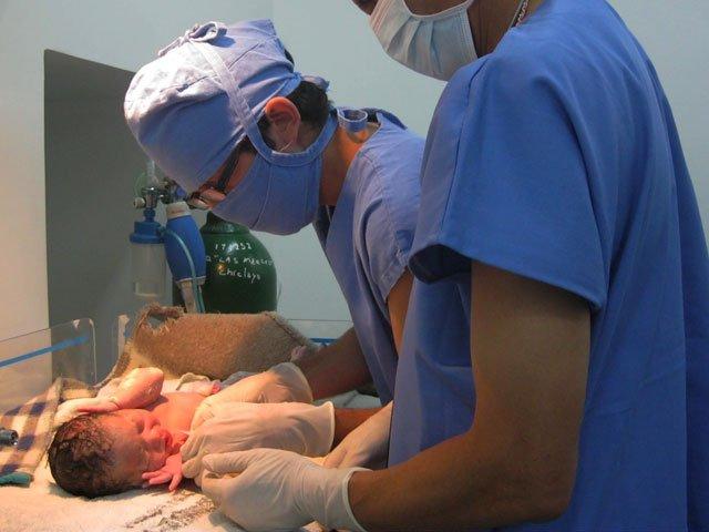 Abandonan a recién nacido en el cementerio de Mórrope