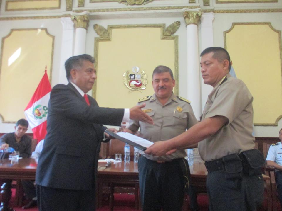  Premian a dos oficiales por su ardua labor al mantener el orden en Chiclayo