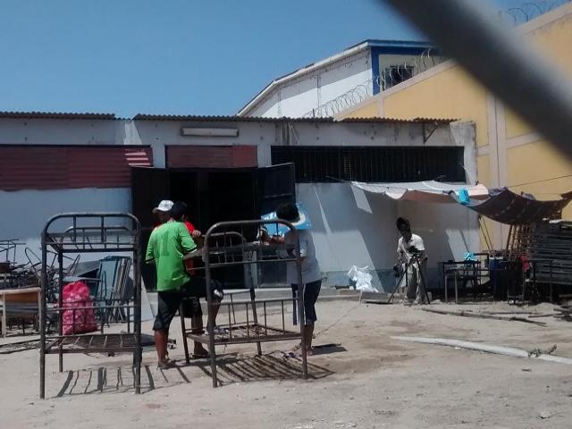 Internos del penal de Chiclayo reparan enseres quemados en incendio