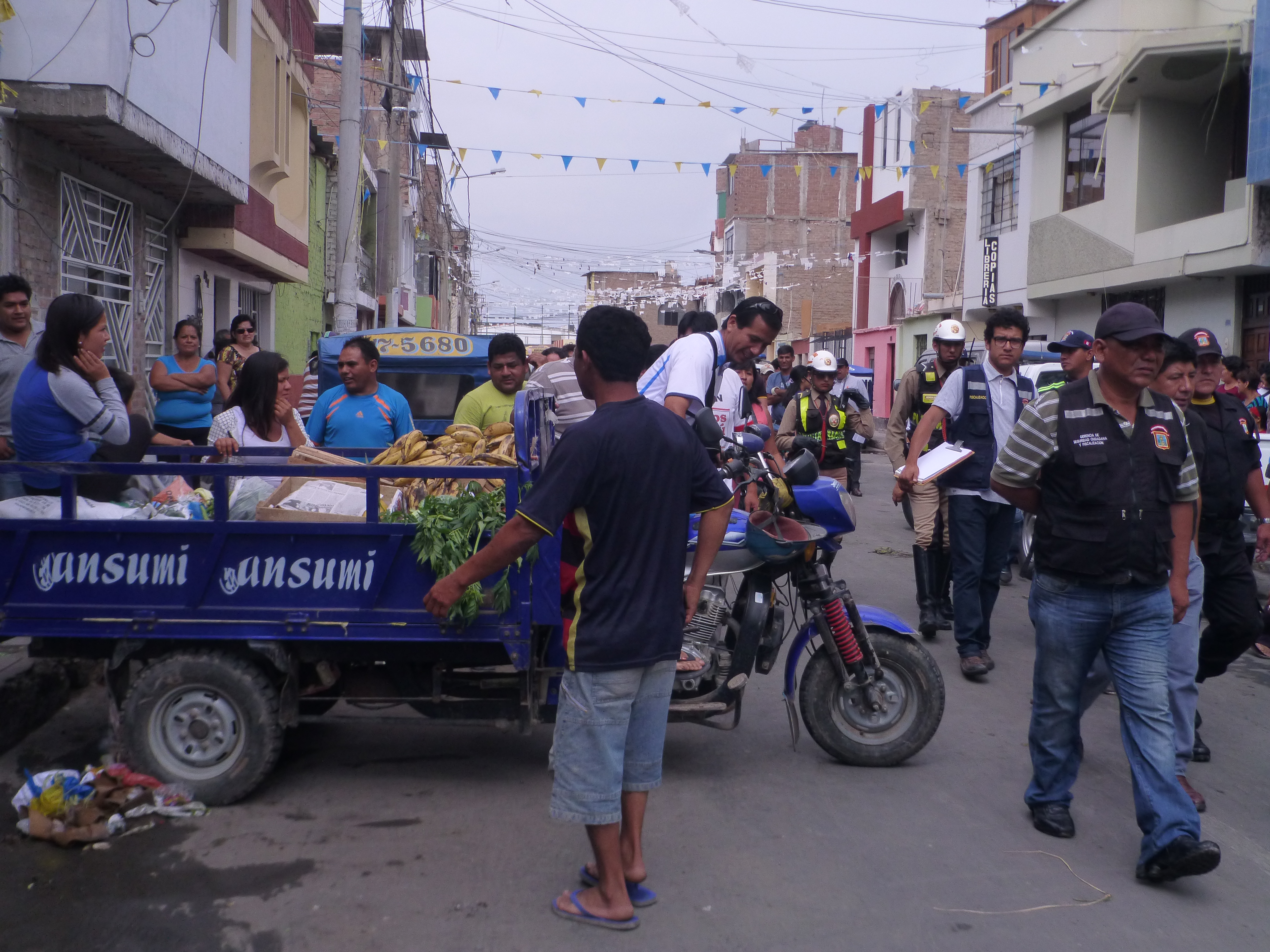 Desalojan a comerciantes  que ocupan vía pública en Chiclayo