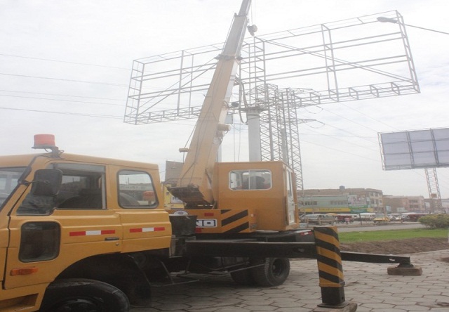 Retiran paneles publicitarios instalados sin autorización en avenidas de Chiclayo