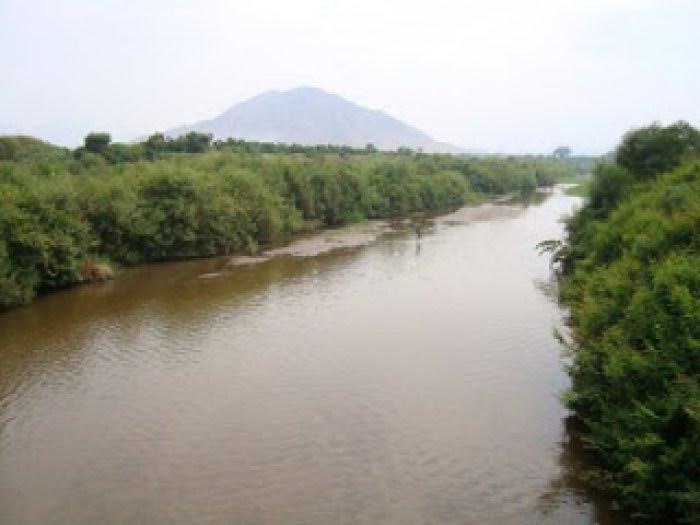 Colegios quedan aislados tras caída del puente del río Zaña