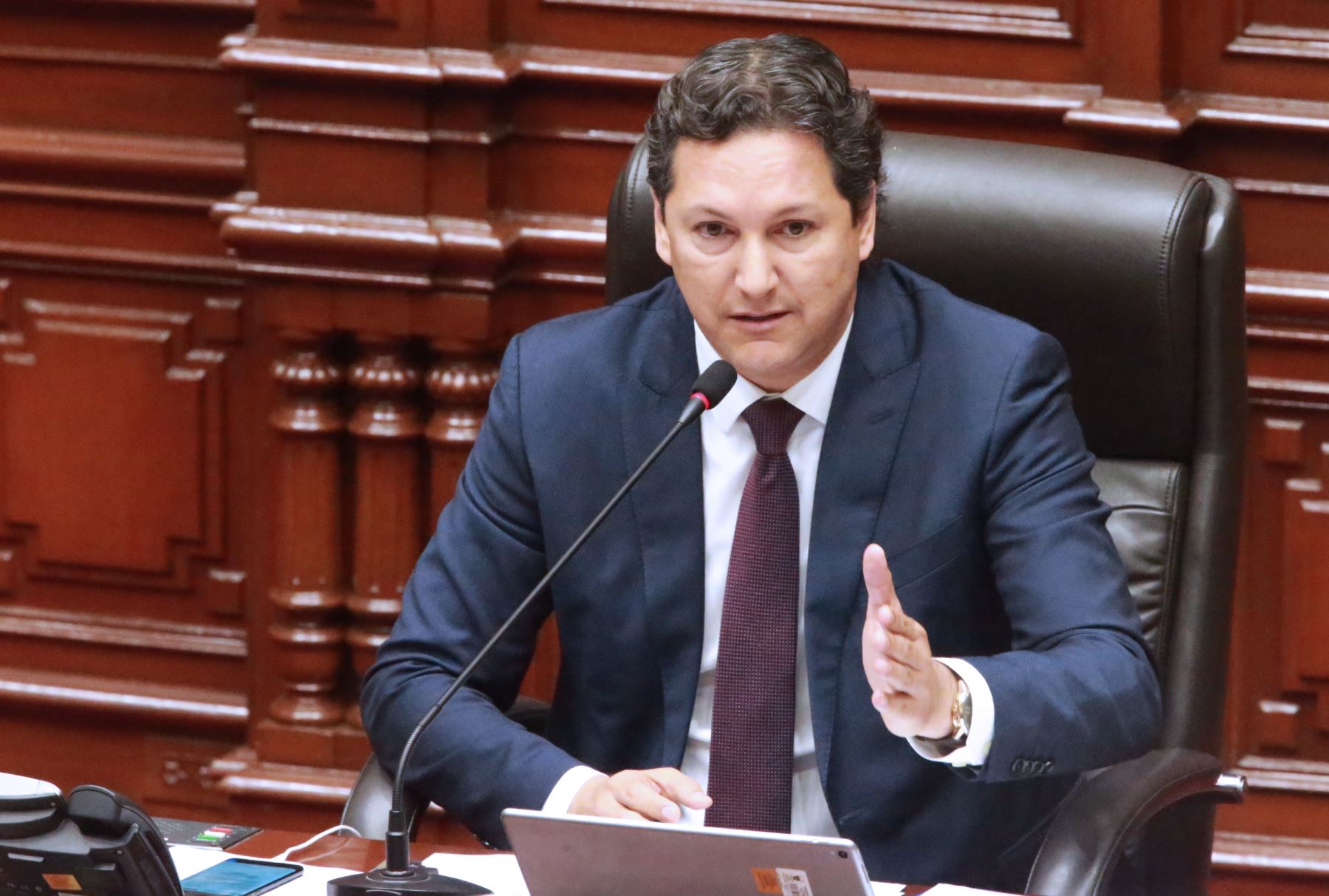 Mesa Directiva prohíbe viajes al extranjero en semana de representación