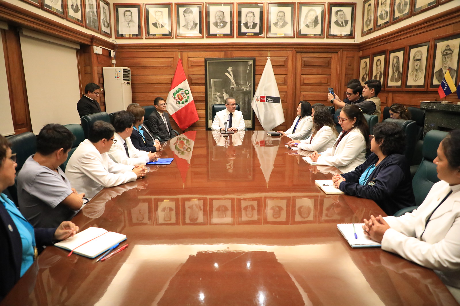 Ministro Quiroz firmó resolución que aprueba relación del personal apto para el ascenso de los profesionales de salud