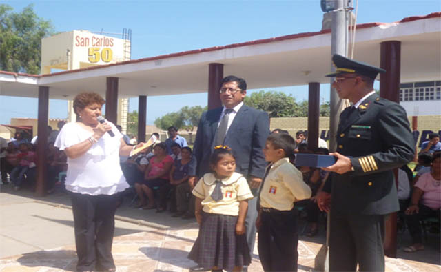 Juramentan promotores escolares de la IE San Carlos