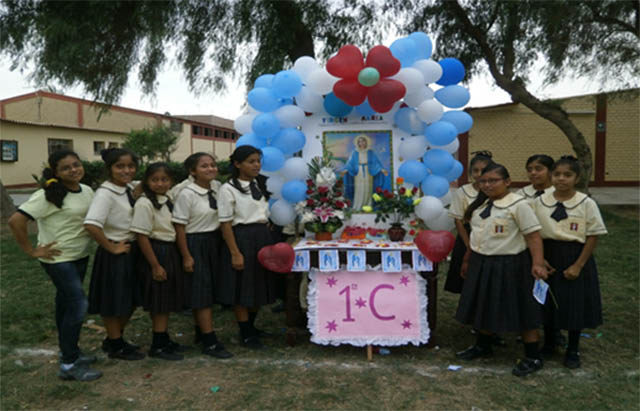 IE San Carlos rindió homenaje a la Virgen María
