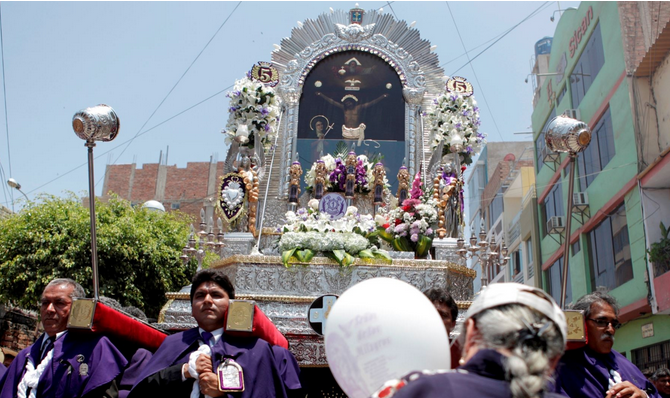 Señor de los Milagros descentraliza su recorrido en barrios de Chiclayo