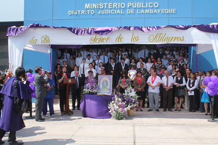 Fiscalía entrega medalla del Ministerio Público a imagen del Señor de los Milagros