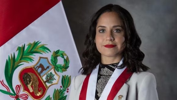 Sigrid Bazán es denunciada constitucionalmente y piden sea inhabilitada por 10 años 