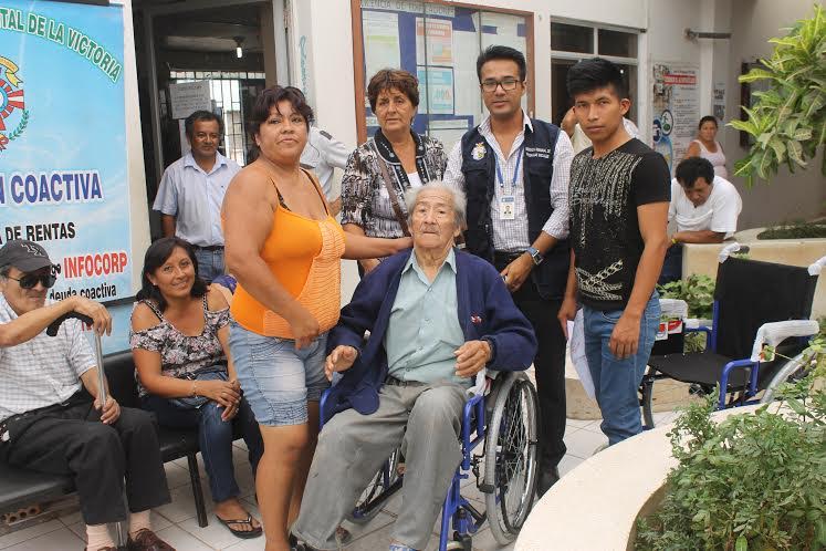 Entregan sillas de ruedas a personas con discapacidad de La Victoria