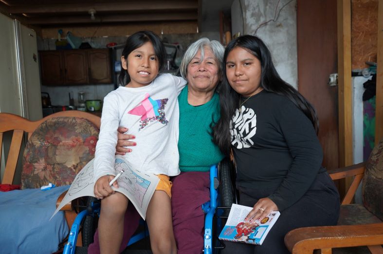 "Contigo" entrega sillas de ruedas a personas discapacitadas para ayudarlas a mejorar su movilidad