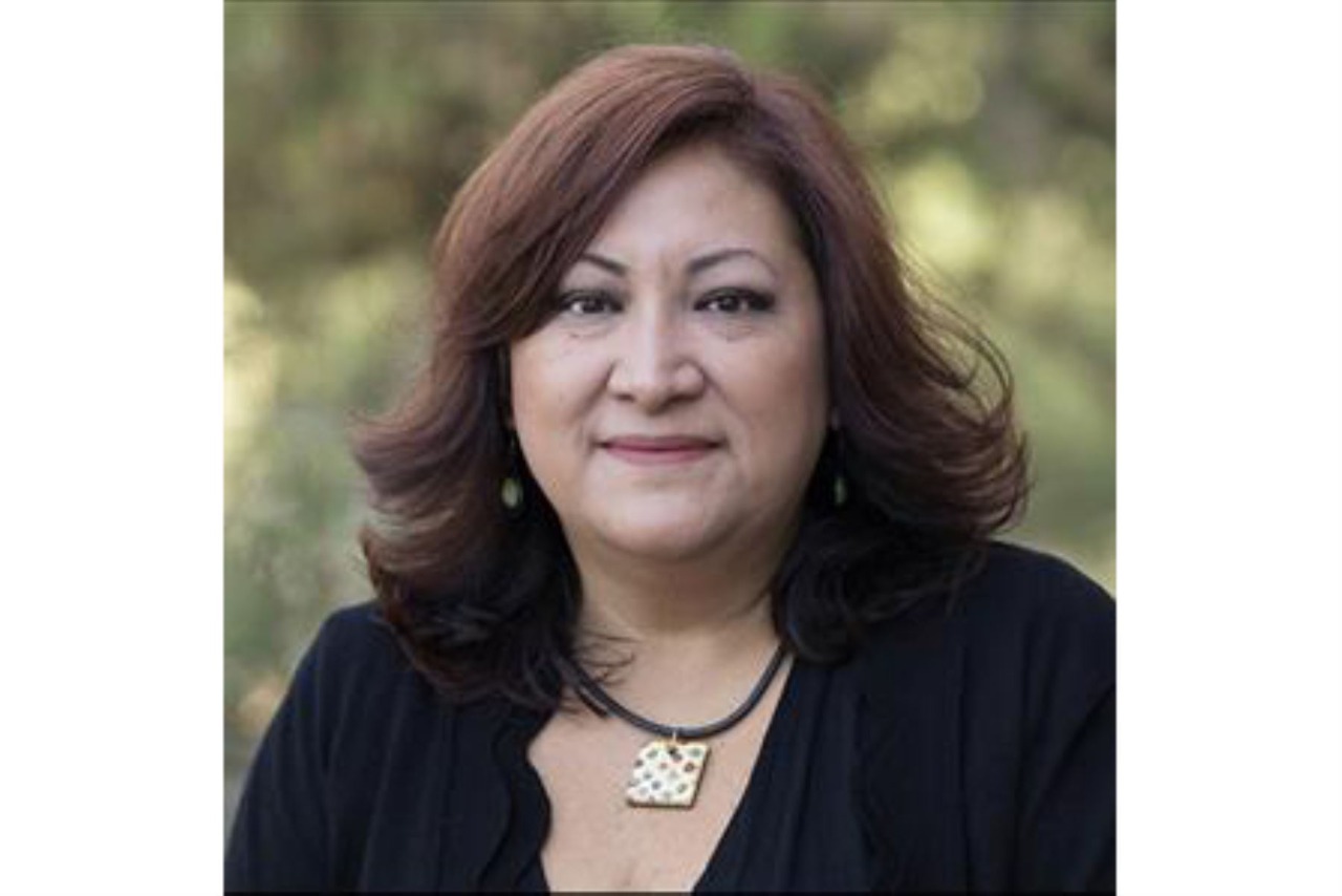 Peruana hace historia al asumir dirección de escuela de periodismo en EEUU