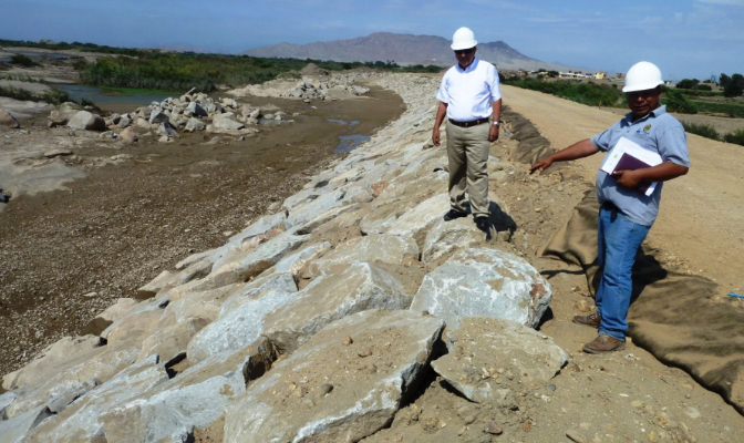 Supervisan obras de defensa ribereña en río Reque