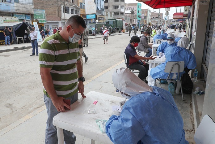 Ministro Martos supervisó toma de pruebas rápidas covid-19 en mercado de Chiclayo