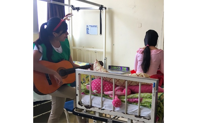 Diana, talento que une la música con la medicina para tratar pacientes