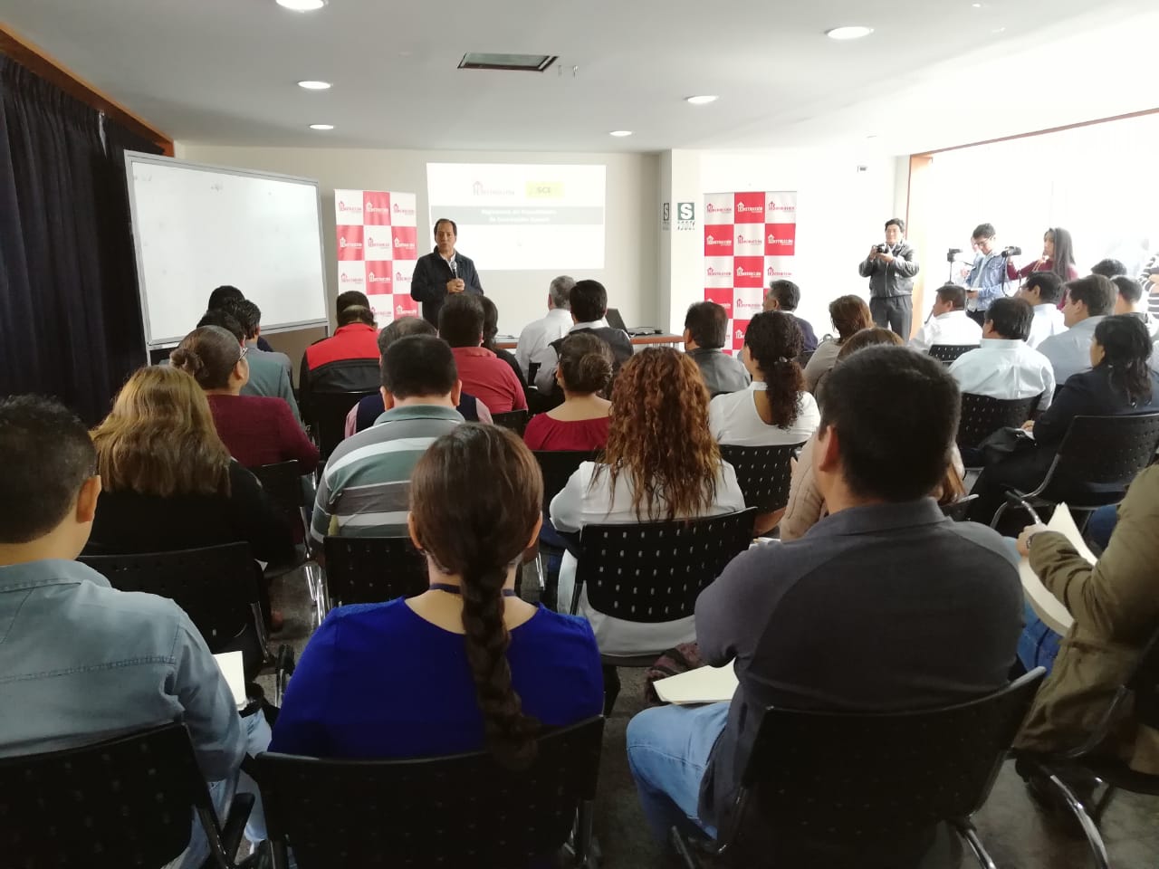 Capacitan a funcionarios ediles en procedimiento de contratación pública para reconstrucción con cambios