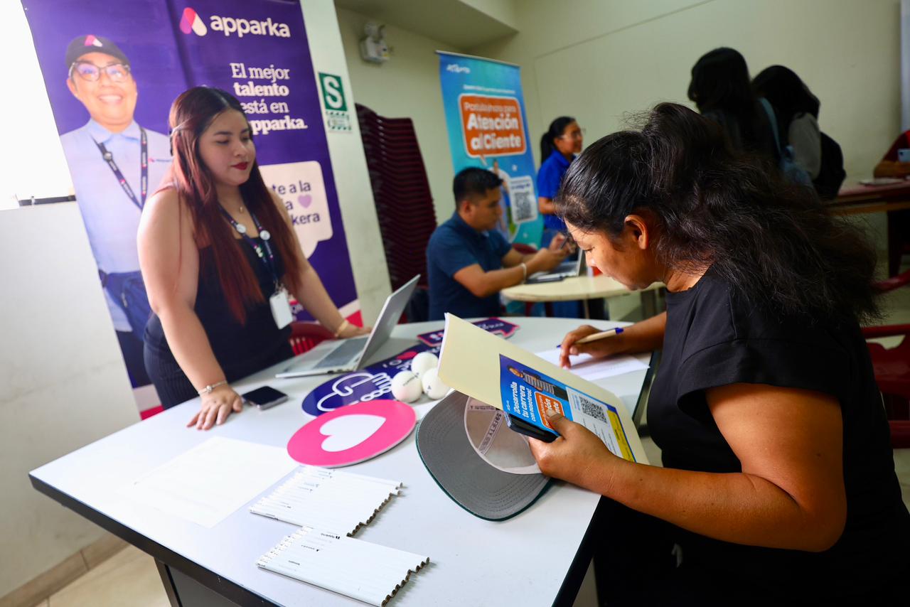 Cientos de jóvenes llegan a feria “Chamba en tu barrio” de Ate en busca de una de las 300 vacantes de empleo