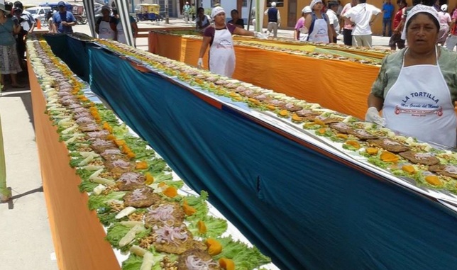 Presentaron gigantesca tortilla de raya de más de 120 metros de longitud