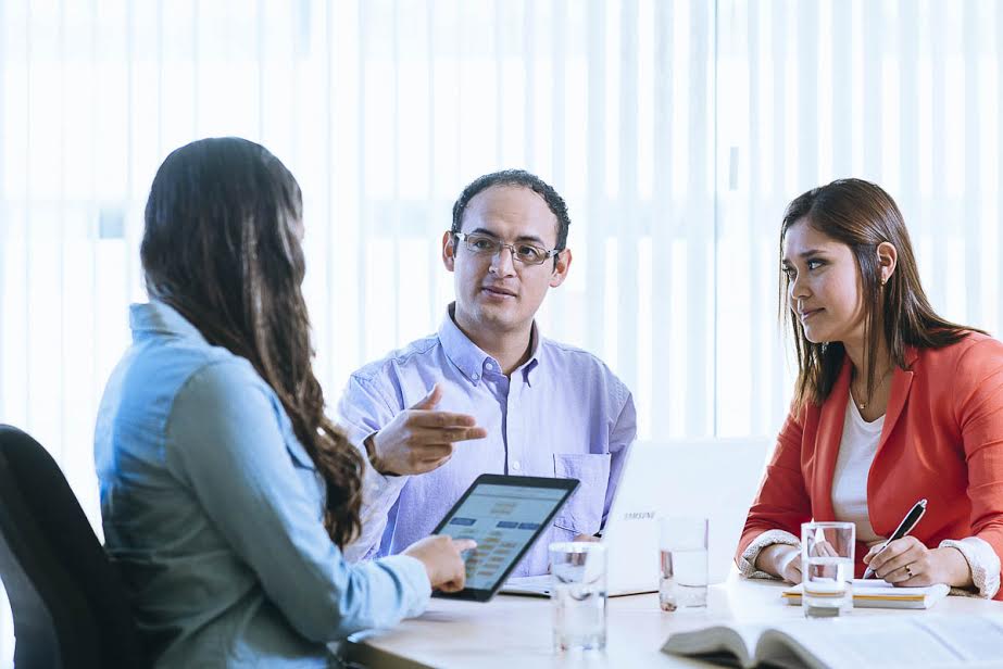 Profesionales con formación universitaria acceden a salario hasta 80% superior a técnicos