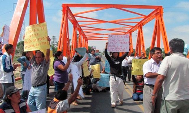 Trabajadores de CGTP bloquean el puente de Reque por el retraso de las obras