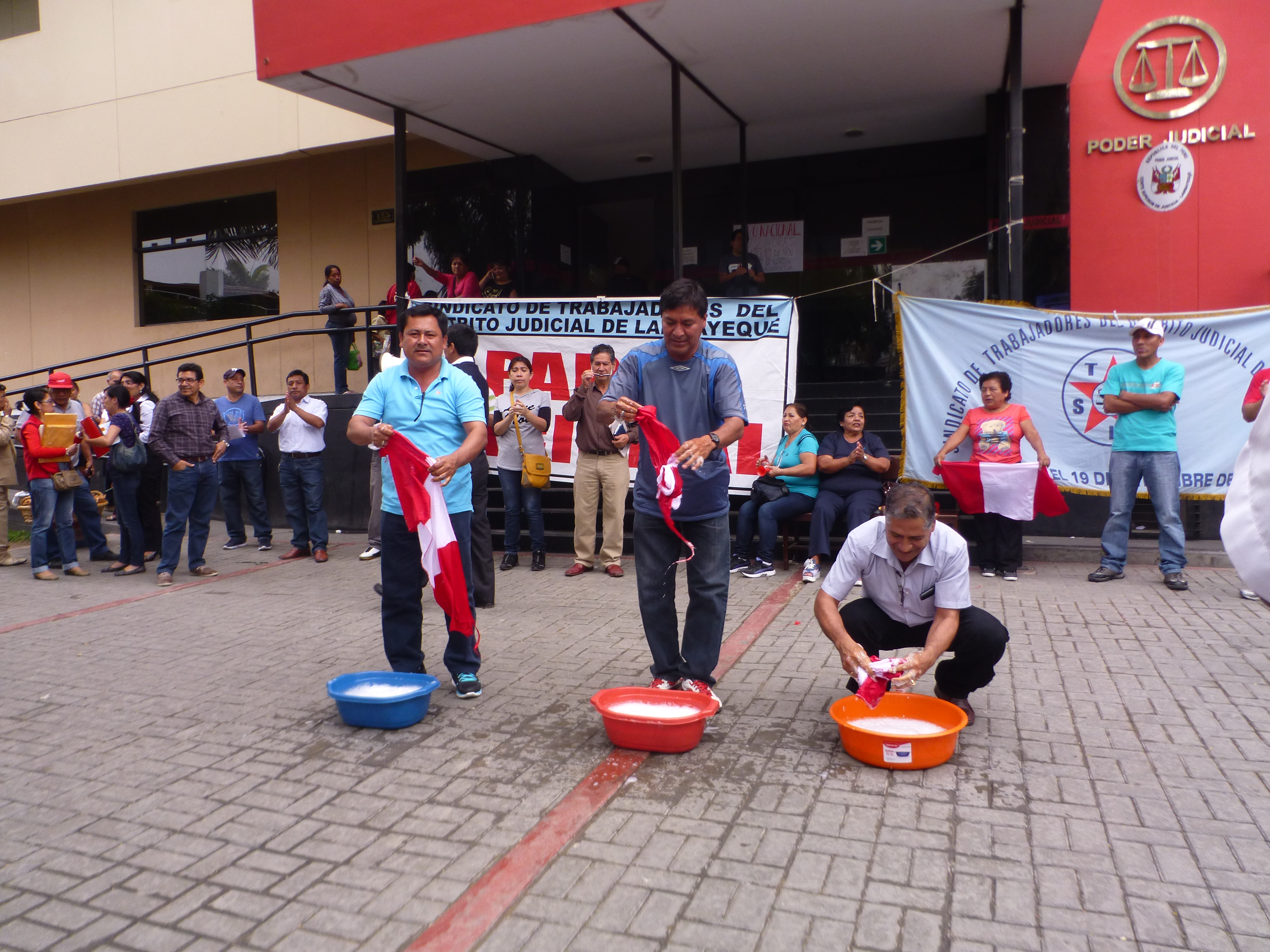 Trabajadores judiciales de Lambayeque realizan lavado de banderas
