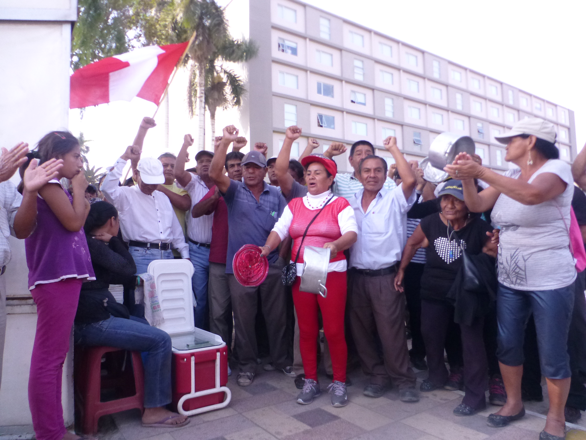 Trabajadores de Tumán protestan durante llegada de ministro del interior