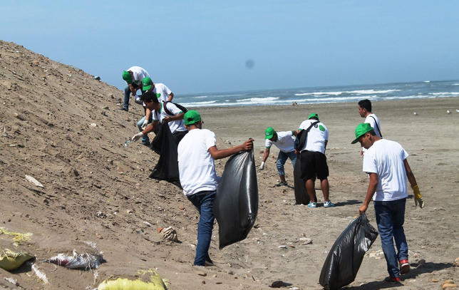Realizan trabajos de limpieza en la playa de San José