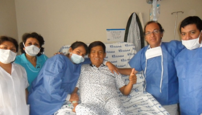 Joven salva la vida al recibir con éxito trasplante del riñón de su hermano