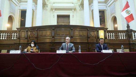 Comisión de Constitución aprueba predictámenes para regular suspensión presidencial y de adelanto de elecciones 