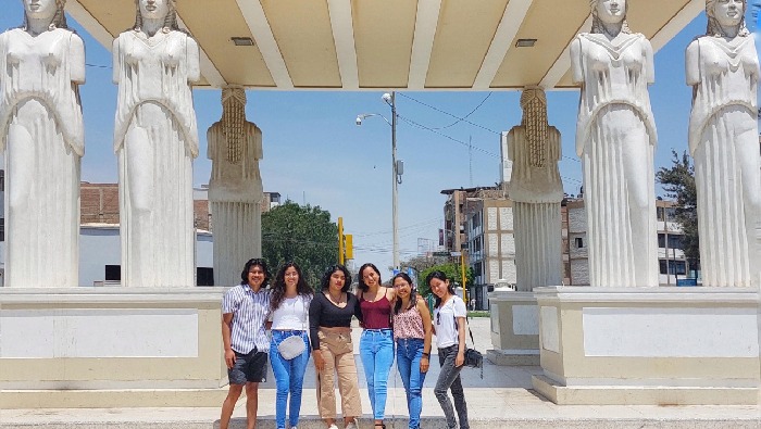 Becaria chiclayana acompaña a los jóvenes en su camino hacia el extranjero