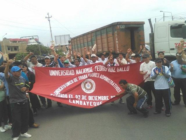 Trabajadores de UNPRG exigen mejoras salariales en huelga