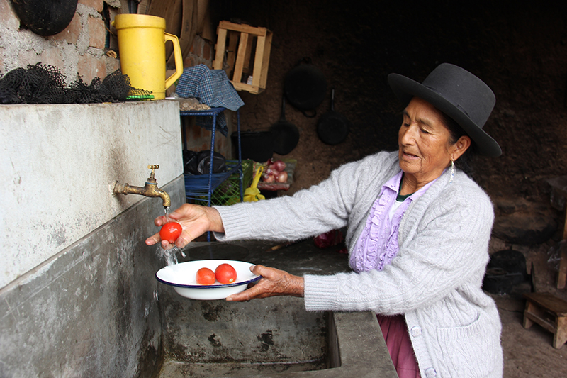 Promueven consumo de agua clorada para reducir la anemia con proyecto Agua Más
