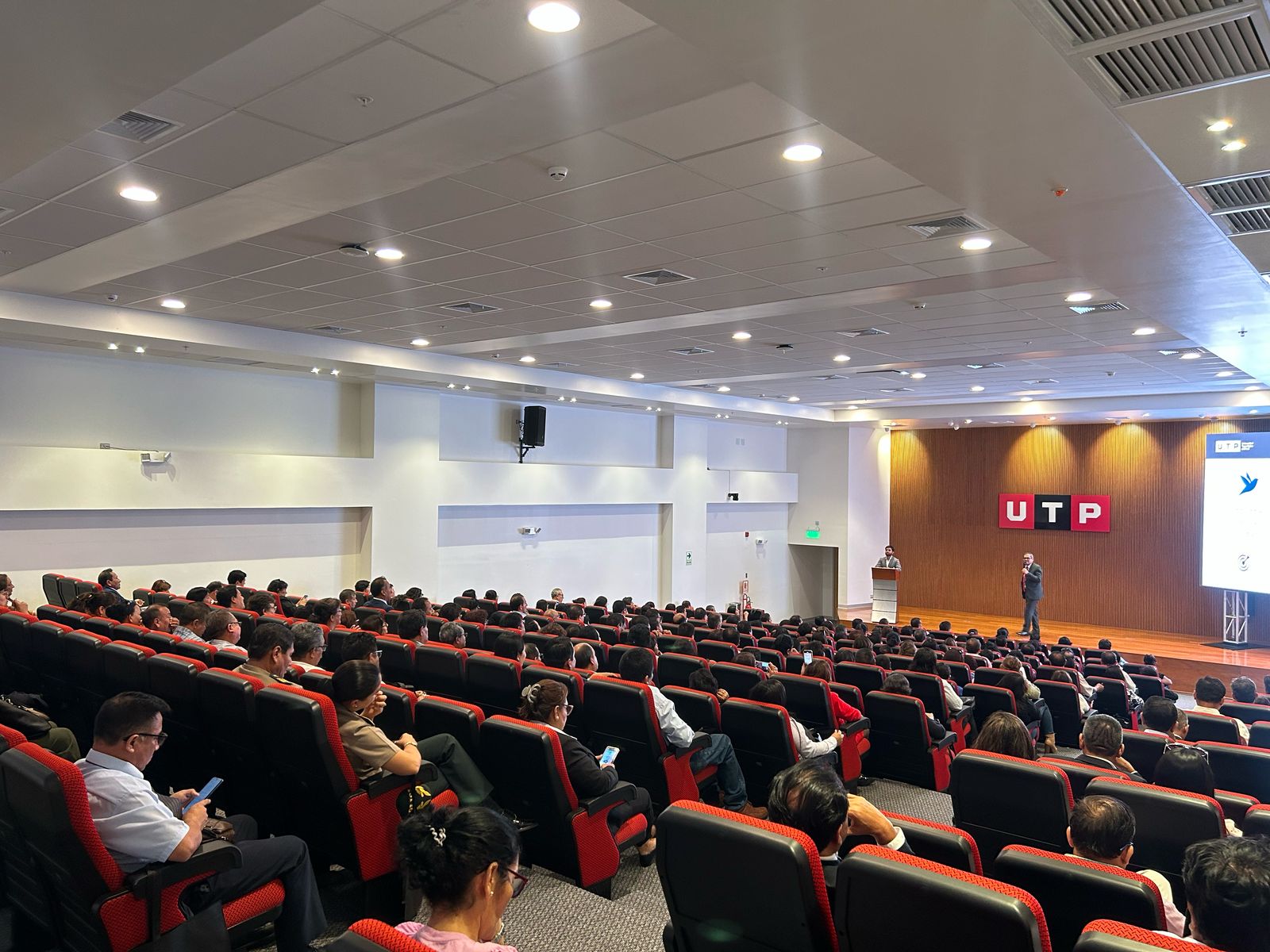 UTP capacitó a más de 1500 directores de colegios y docentes del país