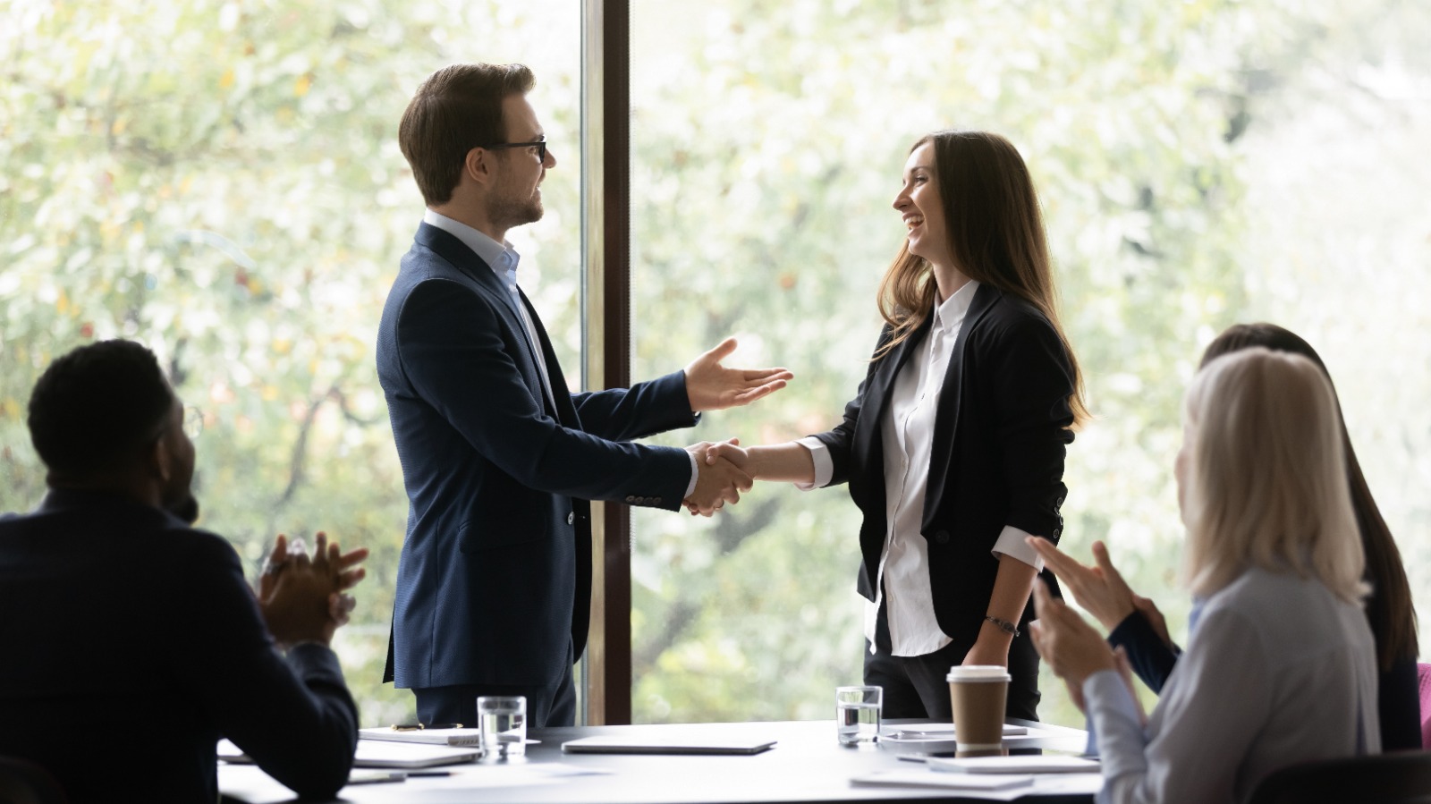 Mirar por la ventana y al espejo: claves para un liderazgo consciente