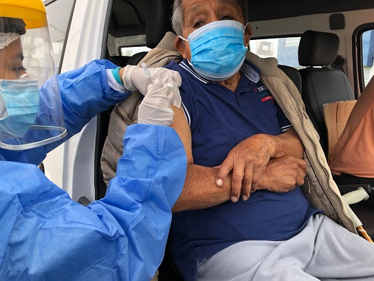 Inició campaña de “vacuna car” en UCV Chiclayo para adultos mayores  