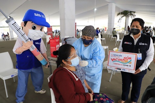 Gobierno autoriza al SIS transferir recursos para contratar vacunadores contra el covid-19