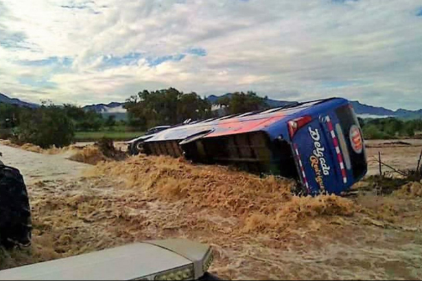 Volcadura de ómnibus en Chongoyape: 35 pasajeros salvan de morir