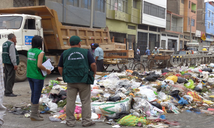 Chiclayo; obreros voluntarios y feligreses limpiaron las calles de la ciudad