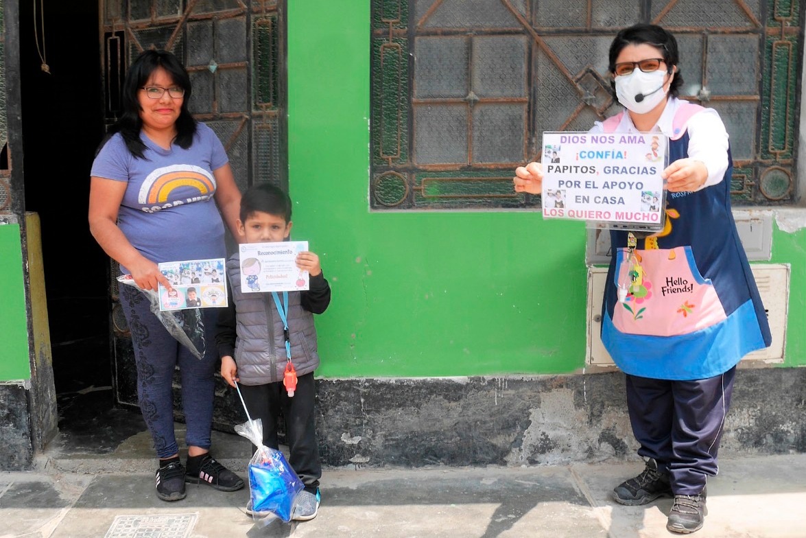 Ministerio de la Mujer premia a maestra por su destacada labor durante la pandemia